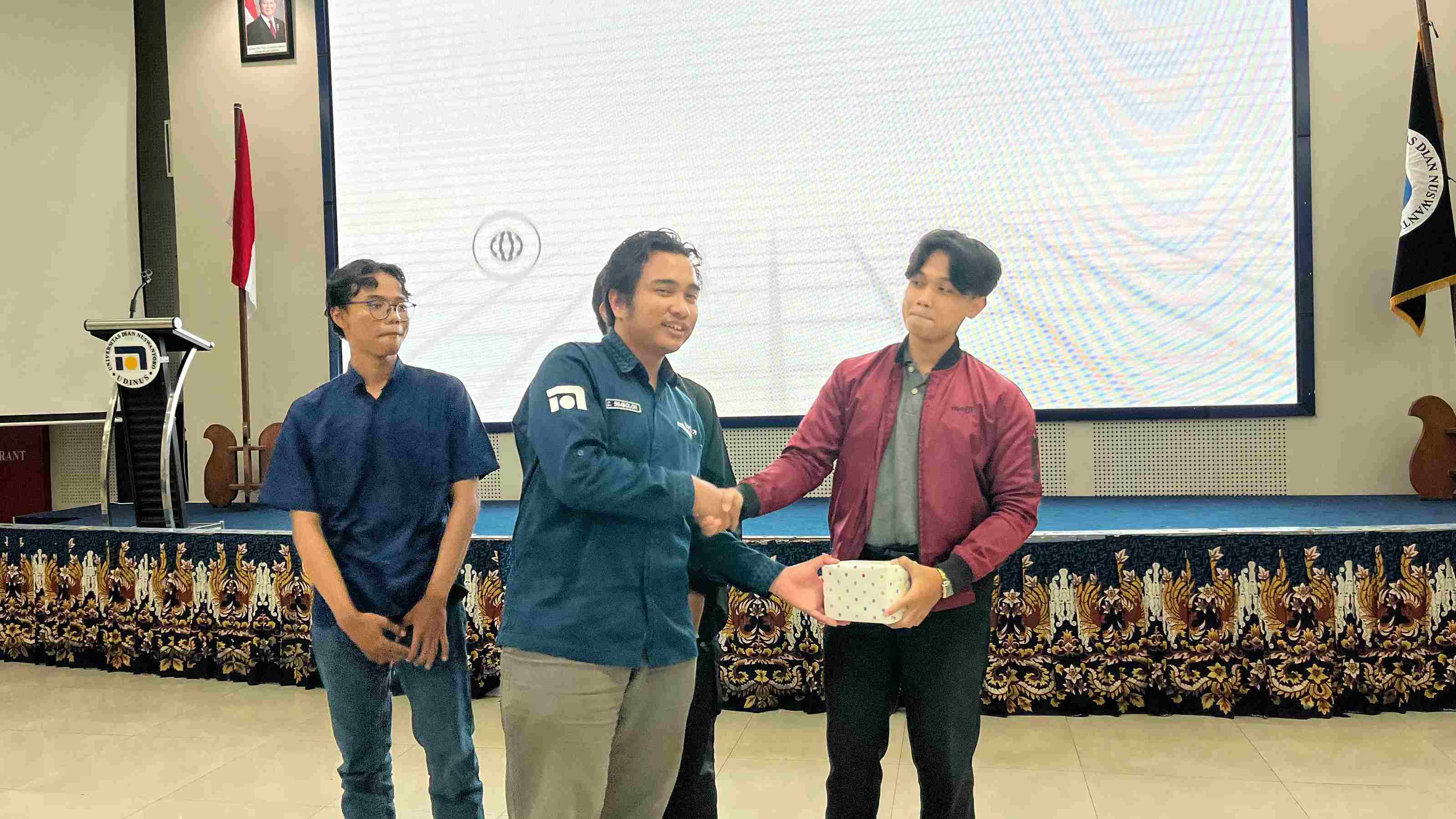 Pembagian Hadiah Games Kepada Para Penanya Sekalgius Pengumuman Interen UKM oleh Ketua Umum